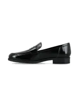 Mocasín de estilo clásico confeccionado en cuero charol negro, con detalle de antifaz en el empeine y suela plana con pequeño tacón.