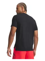 Remera deportiva Under Armour de manga corta, color negro, con tecnología Iso-Chill que disipa el calor corporal. Presenta perforaciones láser para ventilación, detalles reflectantes y bajo con aberturas laterales.
