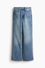 Jeans de denim de algodón con tiro alto, corte ajustado en la parte superior y perneras ligeramente ensanchadas hacia los bajos. Presenta diseño clásico de cinco bolsillos, cierre frontal con cremallera y botón metálico.