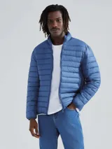 Campera puffer color beige con cierre frontal y bolsillos laterales.