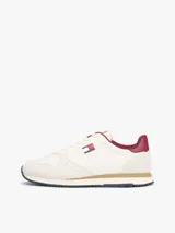 Zapatillas runner Tommy Jeans Eva de estilo urbano, confeccionadas en una combinación de cuero blanco, textil y material sintético. Presentan detalles en color bordó en el talón y el interior, entresuela con franja marrón y suela dentada azul. Cuentan con el logo de Tommy Jeans bordado en el lateral.