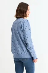 Sweater de tejido de punto fino en color azul melange, con estampado de pequeños corazones negros. Presenta cuello redondo, mangas largas y puños con detalle de borde en contraste.