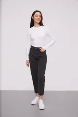 Pantalón jean gris oscuro de corte mom fit y tiro alto, con diseño liso, trabillas para cinto y bolsillos clásicos.