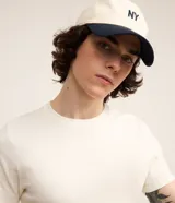 Remera de corte muscle fit, manga corta y cuello redondo, confeccionada en tejido de ribana con textura acanalada.