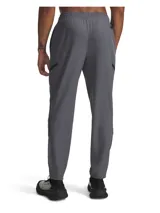 Pantalón cargo deportivo Under Armour modelo Unstoppable, color gris, con tecnología UA Storm repelente al agua, tejido elástico en cuatro direcciones, cintura elástica con cordón interno y múltiples bolsillos con cierre.
