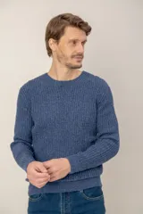 Sweater de punto morley color beige melange, con cuello redondo a la base y mangas largas.