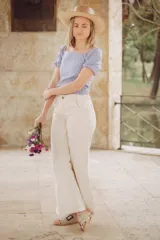 Blusa de mangas cortas abullonadas con estampado de cuadrillé azul y blanco, escote cuadrado y corte ajustado.