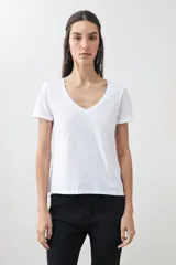 Remera verde de algodón con escote en V y mangas cortas.