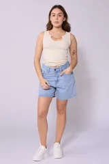 Short de jean celeste de tiro alto y corte recto.