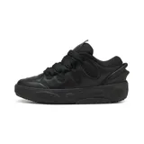 Championes urbanos de diseño robusto en color negro total. Presentan una silueta voluminosa con cordones gruesos, detalles de paneles superpuestos y una suela de plataforma con grabados en relieve.