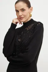 Vestido corto negro de hilo mezcla de lana con aplicación de crochet en la parte delantera, cuello alto, mangas largas sueltas con efecto globo en los puños, cierre trasero con botones forrados y placa con el logo Oval T en la espalda.