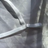 Conjunto de lencería de dos piezas confeccionado en tela acanalada blanca con estampado de pequeñas flores rosas. Incluye un soutien tipo triángulo sin aro, con detalles de encaje blanco en los bordes y una argolla metálica en el centro, y una bombacha colaless ajustable con tiras laterales y detalles de encaje.