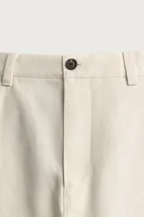 Pantalón chino regular fit de color beige, confeccionado en algodón, con bolsillos frontales y cierre de cremallera y botón, de la colección especial Aaron Levine x Zara.