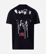 Remera de algodón color negro con cuello redondo y manga corta. Presenta una estampa en la espalda con la imagen de la banda The Cure y efecto de pintura chorreada, junto con el logo de la banda en color rojo.
