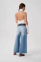 Pantalón de jean azul oscuro, de corte ancho y tiro alto.