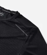 Remera deportiva de manga corta y cuello redondo, color celeste, con tecnología dry y detalles reflectantes en los hombros.