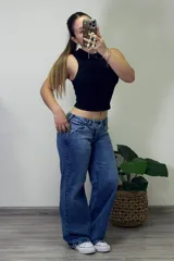 Pantalón de jean azul de corte recto y tiro bajo.