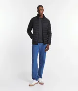 Campera puffer ultraligera de cuello alto con cierre frontal por cremallera y bolsillos laterales. Diseño acolchado con acabado liso.