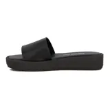 Sandalias Beira Rio de plataforma baja, color crema, con tira ancha en el empeine y plantilla acolchada.
