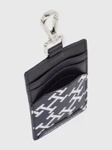 Tarjetero de cuero granulado azul marino y negro, con múltiples ranuras exteriores para tarjetas y mosquetón metálico plateado.