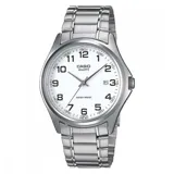 Reloj analógico Casio con caja y correa de acero inoxidable plateado. Presenta una esfera blanca con números arábigos negros, manecillas luminiscentes y ventana de fecha a las 3.