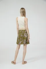 Minifalda verde militar con estampado floral en tonos rosados, con cintura elastizada.