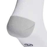 Medias de fútbol largas Adidas, color blanco con logo negro y detalles en gris en la puntera y el talón. Cuentan con refuerzo en el arco plantar y paneles acolchados para mayor amortiguación.