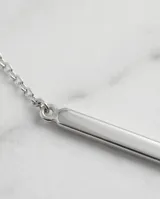 Collar de plata 925 con dije rígido en forma de V y cadena fina de eslabones.