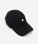 Gorra de sarga de algodón en color negro, con ala curva y detalle de estrella metálica en la parte frontal. Cuenta con ajuste de hebilla en la parte posterior.