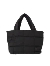 Bolsito tipo tote con diseño puffer capitoneado, color negro. Cuenta con doble asa superior acolchada y cierre principal. Incluye bolsillo interno y correa larga regulable.