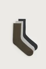 Pack de tres pares de medias de canalé, en colores verde militar, gris claro y gris oscuro.