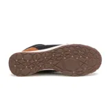 Bota de caña media Caterpillar, confeccionada en gamuza negra con detalles en color tostado en el talón. Presenta cordones jaspeados, suela blanca de EVA y base de goma con tracción.