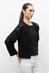 Chaqueta tejida a crochet en color beige claro, de diseño abierto y manga larga con patrones geométricos calados.