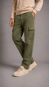 Pantalón cargo de gabardina en color verde militar, con corte recto, bolsillos laterales con solapa y cierre frontal con botón.