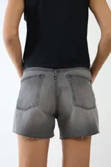 Short de jean gris con terminaciones desflecadas.