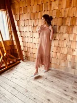 Vestido midi tejido en hilo brillante color cobre, con mangas cortas, corte oversized y flecos en el ruedo.