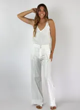 Pantalón plateado de corte recto, con bolsillos laterales y cintura alta.