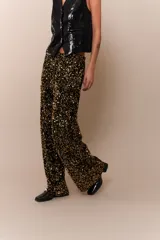 Pantalón palazzo negro con lentejuelas doradas.