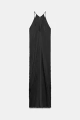 Vestido largo de Zara Woman Collection, confeccionado en tejido satinado negro. Presenta escote en V pronunciado, tirantes finos y un diseño con drapeado fluido en todo el frente.
