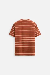 Remera color arena de corte recto, cuello redondo y mangas cortas.