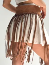 Cinturón ancho de gamuza color marrón con flecos colgantes y hebilla metálica.
