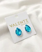 Aros colgantes con forma de lágrima, con engarce plateado y cristal facetado color celeste.