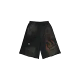 Shorts negros de felpa con cintura elástica y múltiples estampados gráficos de estilo urbano, incluyendo caracteres japoneses, llamas y logotipos.