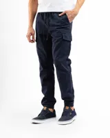 Pantalón cargo jogger color azul marino, confeccionado principalmente en algodón con spandex. Presenta cintura con cordón ajustable, puños elásticos en los tobillos y múltiples bolsillos cargo laterales.