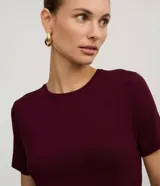 Blusa básica de viscosa color bordó, de corte ajustado, con cuello redondo y mangas cortas.