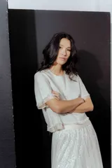 Blusa color crudo de lino con mangas cortas y detalle de flecos en el ruedo y las mangas. Cierre con botón en la espalda.