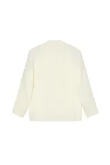 Blazer oversize de corte recto en color marfil, confeccionado en mezcla de lino y lana, perteneciente a la colección Benito Antonio x Zara. Presenta solapas anchas de muesca, cierre frontal de dos botones, bolsillos con solapa en la cadera y un bolsillo de vivo en el pecho.