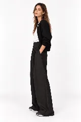 Pantalon de lino negro de corte wide leg, con cintura alta definida, pinzas frontales y bolsillos laterales.