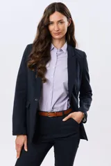 Blazer azul marino de corte entallado, confeccionado en algodón con elastano, con solapas clásicas y bolsillos frontales con solapa.
