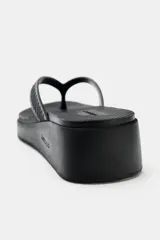 Sandalias plataforma Havaianas x Zara de color negro, con diseño de tiras de dedo texturizadas, suela alta con relieve antideslizante y logo en relieve.